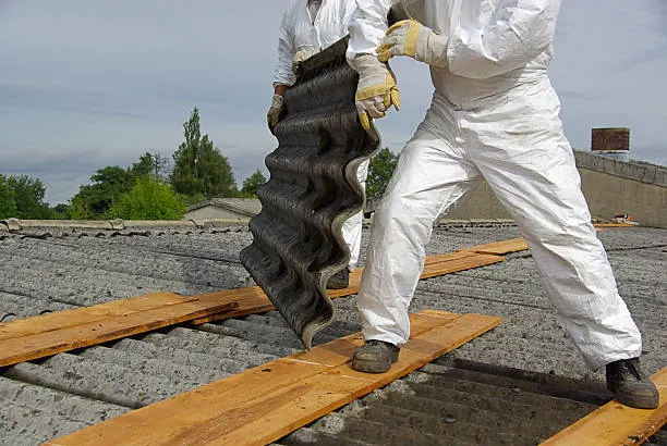 Professionnels protégés lors d’un repérage amiante avant travaux Professionnels protégés lors d’un repérage amiante avant travaux