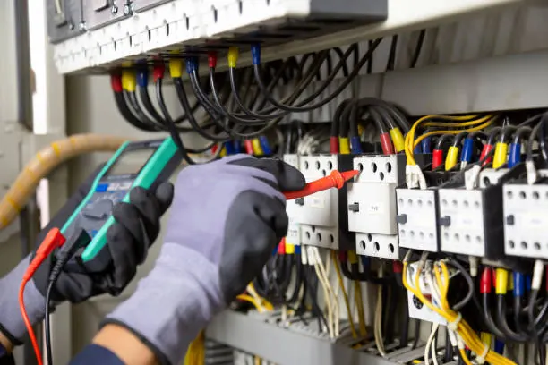 Contrôle d’un tableau électrique par un professionnel